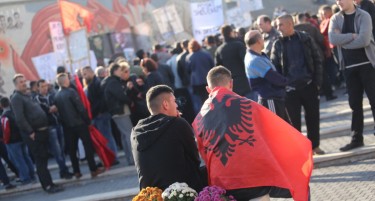 (ГАЛЕРИЈА) Извикуваа„УЧК“ и побараа меѓународна истрага за „Диво Насеље“