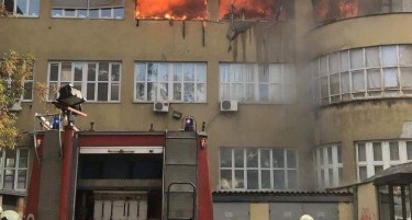 (ГАЛЕРИЈА) Пламени јазици на Архитектонски факултет, стигна пожарна