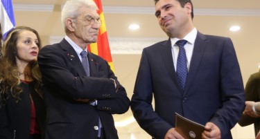 (ГАЛЕРИЈА) Премиерот доби покана за Нова година да оди во Солун, Заев вели ќе размисли