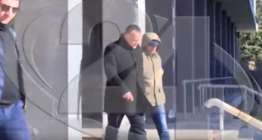 (ВИДЕО) Грујевски и Бошковски заминаа од судот во Солун со полициско комбе