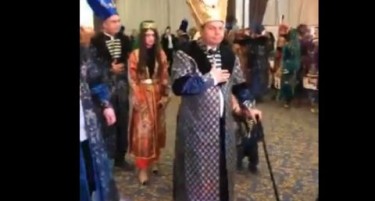 (ВИДЕО) На ромскиот бал Амди Бајрам се појави како султан