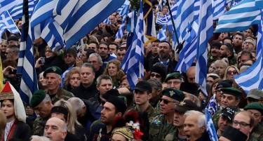 АТИНА СЕ ЗАГРЕВА: Стотици илјади Грци во одбрана на терминот „Македонија“