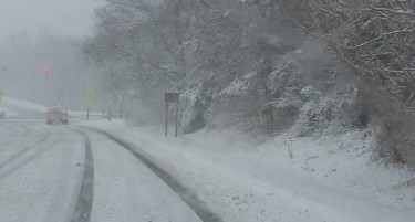 (ВИДЕО) Снежно невреме во регионот: Снегот направи хаос