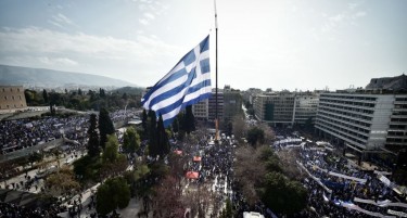 Како грчките медиуми извествуваат за протестот во Атина?