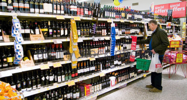 Колкави се финансиските штети од временското ограничување и од лиценците за продажба на алкохол?