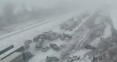 Видео: Страшен карамбол - Педесетина автомобили се судрија на снежно невреме