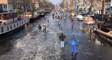 (ВИДЕО) ЗАБАВА ЗА ХОЛАНЃАНИТЕ: Се лизгаат по замрзнатите канали