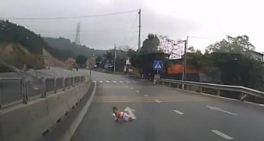 (ВИДЕО) ОД ОВА ЛАЗАТ МОРНИЦИ: Бебе ползеше по фреквентна улица