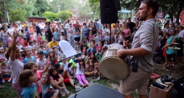 Стотици деца го исполнија со звуци паркот Капиштец