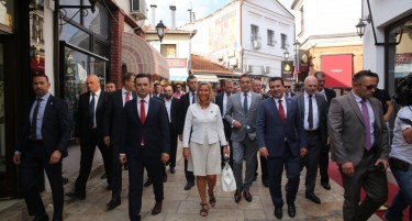 (ГАЛЕРИЈА) Заев ја прошета Могерини во Старата чаршија