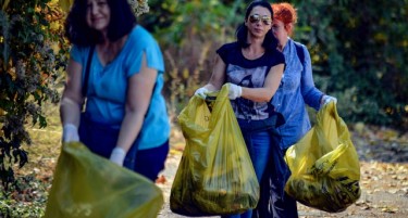 Вработените во Телеком организираа еко-акција за чист Градски парк