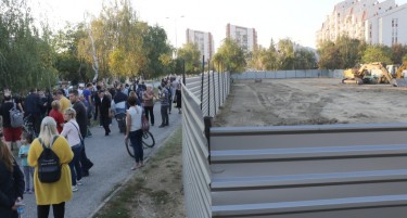 (ГАЛЕРИЈА) Гневните граѓани протестираа пред Мајчин дом