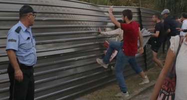 (ГАЛЕРИЈА) Граѓаните удираа по тарабите во Аеродром