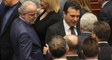 (ГАЛЕРИЈА) Пратениците му честитаа на Заев, честитки и од Хан и Могерини