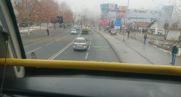 (ФОТО) Градоначалникот на Ѓорче Петров се вози бесплатно во автобус