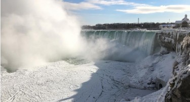(ФОТО) Магични фотографии: Замрзнаа Нијагарини водопади