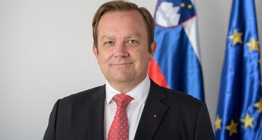 Мобинг резултирал со самоубиство: Словенечки министер е на мета и сега нуди оставка