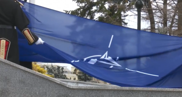 (ВИДЕО ВО ЖИВО) Знамето на НАТО се подигна пред Владата