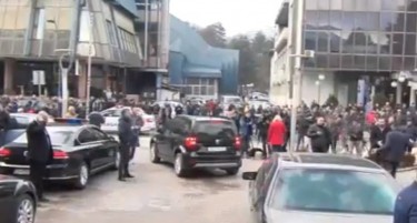 Врие народ пред општината, Заев и Иванов во Гостивар