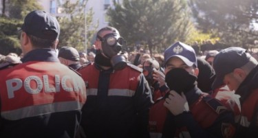 (ВИДЕО) Масовен протест во Тирана, демонстранти ја кршат владината зграда