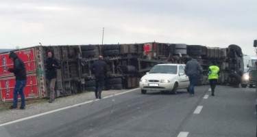 (ВИДЕО-ФОТО) Ветерот беше толку силен што превртуваше камиони во Албанија