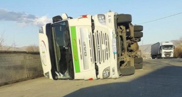 (ВИДЕO) Во уште една балканска земја ветер превртуваше камиони