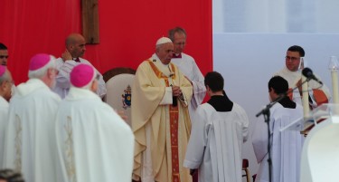 Фото галерија: Почна Светата литургија, многу емоции на плоштад