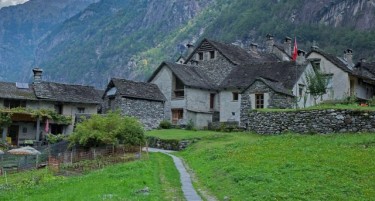 По симболична цена се продаваат куќи во швајцарско село