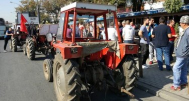 ДОНЕСОА ТРАКТОРИ НА СКОПСКИТЕ УЛИЦИ - земјоделците на протест ги бараат субвенциите