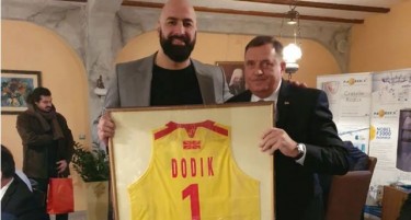 (ФОТО) Милорад Додик разменуваше дресови со Перо Антиќ во Скопје