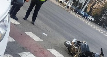 Малолетен моторџија загубил контрола и тешко се повредил во центарот на Скопје