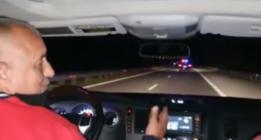 Борисов го сподели видеото на денот: Се вози и ја слуша „Корона Чао“ (ВИДЕО)