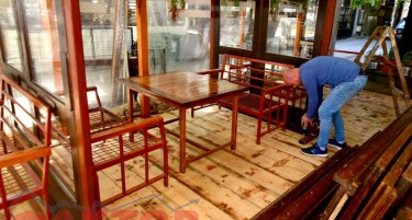 ФОТОГАЛЕРИЈА: Дистанца и паравани - кафулињата се подготвуваат за „големото“ отворање
