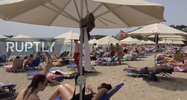 (ВИДЕО) УЖИВАА НА 40 СТЕПЕНИ: Грците отворија 515 плажи