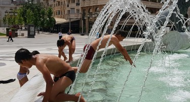 ГАЛЕРИЈА: Нема капење на базени, но затоа деца се капеа во фонтаната на плоштад
