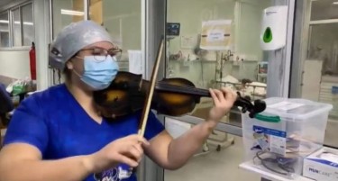 (ВИДЕО) ТАА Е ХЕРОЈ: Meдицинска сестра им свири на виолина на заразените од коронавирусот