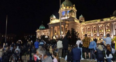 БЕЛГРАД: Демонстрантите почнаа да влегуваат во зградата на српското собрание