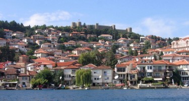 (ВИДЕО) ЕЧИ ОБИЏУКО И НИКОЈ НЕМА ЗАШТИТНА МАСКА - спорна забава во локал во Охрид
