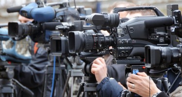 ЗНМ: МВР и Обвинителството итно да ги откријат и казнат напаѓачите и заканувачите врз новинарите