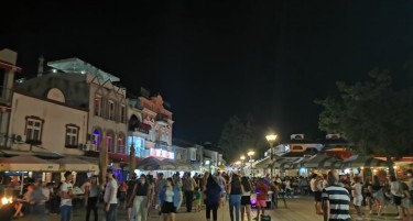 (ФОТО) Полн со туристи без маски: Една вечер во Охрид во време на коронавирус