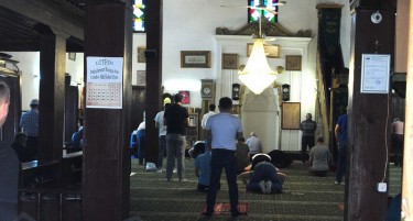 Намазот во џамија на дистанца и со маска: Нема главна манифестација за Курбан Бајрам