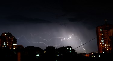 (ГАЛЕРИЈА) Молњи над Скопје
