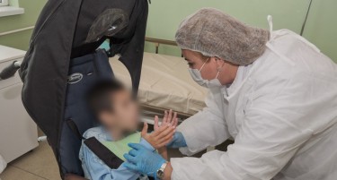 Малиот Илче е сместен во детски групен дом: По 10 дена лекување се раздели среќен од лекарите и сестрите