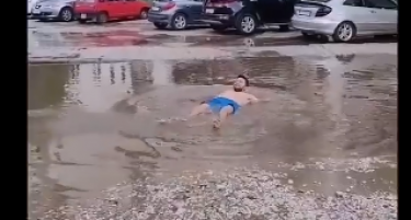 (КОМИЧНО ВИДЕО) ОПШТИНСКА НЕГРИЖА: Млад човек си посла крпа и си се избања во „Аеродромското езеро“