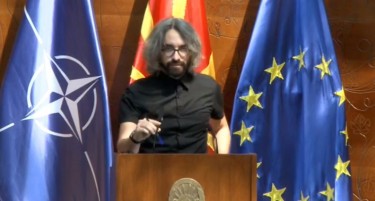 Димитар Апасиев дочека да говори на собраниската говорница и побара да се тргнат знамињата на ЕУ и НАТО од собраниската сала