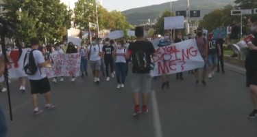 Средношколците излегоа на протест пред Влада: Сакаме да учиме!