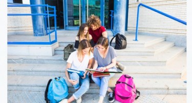 Во четири средни училишта настава со физичко присуство: Средношколците разочарани, професорите веруваат во платформата за онлајн