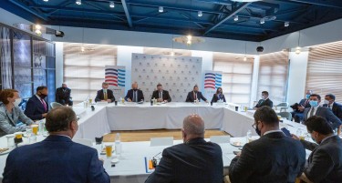 Македонска владина делегација на дебата со Помпео во Солун