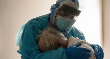 ФОТОГРАФИЈА КОЈА ГО ОБИКОЛИ СВЕТОТ: Лекар гушка повозрасен заразен пациент кој плаче