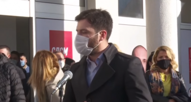 (ВИДЕО)Пратеник на ВМРО-ДПМНЕ му упадна на прес конференцијата на Заев во Штип